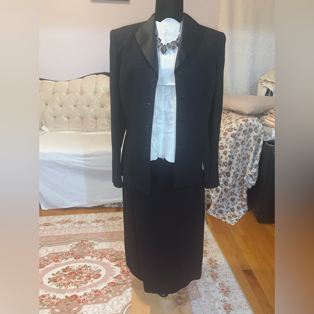 Skirt suit